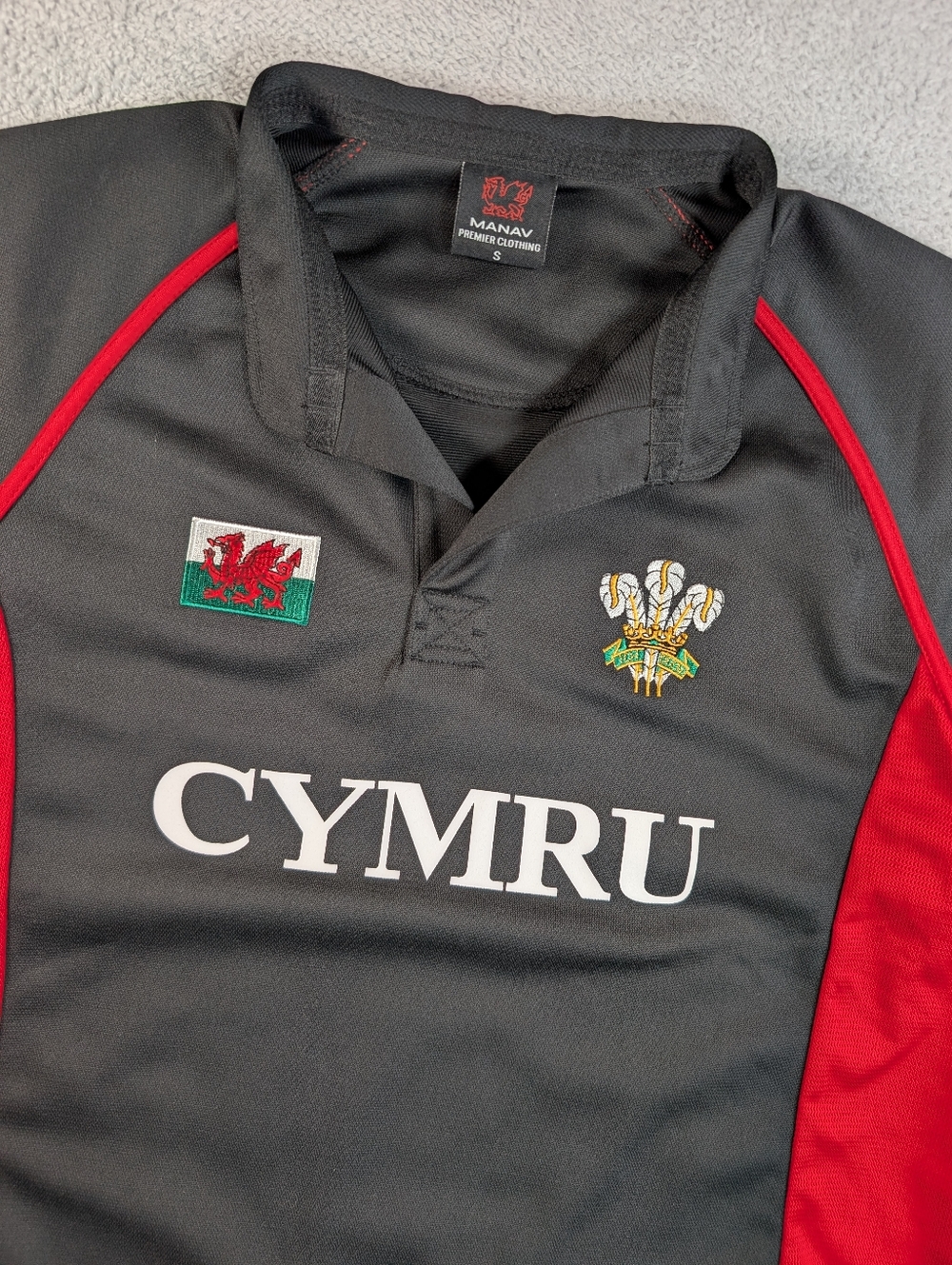 Manav Wales Cymru Rugby Shirt Mens Small Black Red Embroidered Feathers‎ Dragon